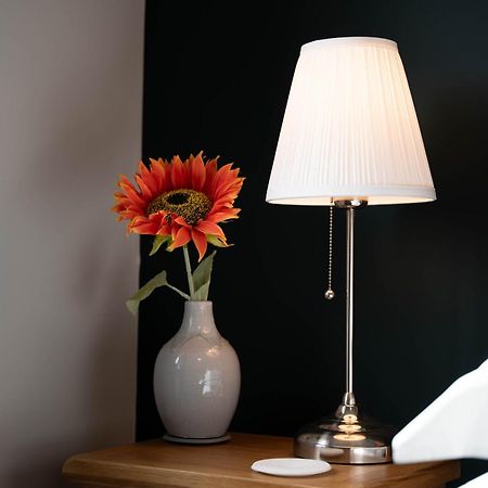 Park View- 2 Bed Apartment Close To East Surrey Hospital Salfords Buitenkant foto