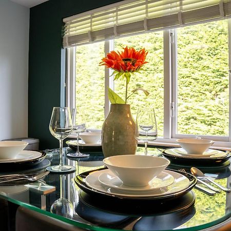 Park View- 2 Bed Apartment Close To East Surrey Hospital Salfords Buitenkant foto