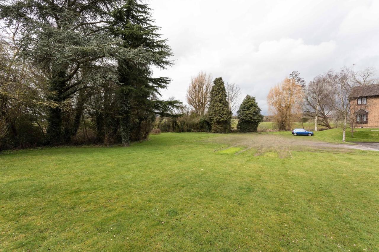 Park View- 2 Bed Apartment Close To East Surrey Hospital Salfords Buitenkant foto