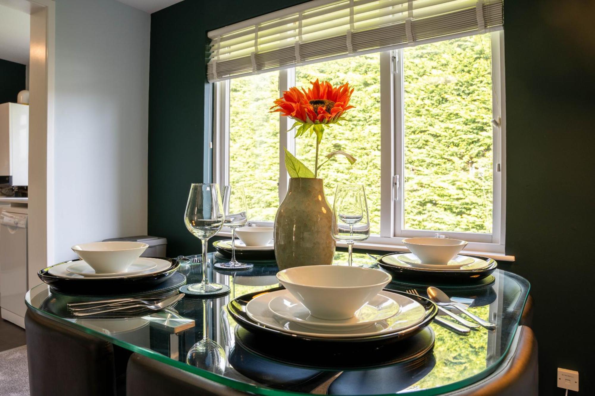 Park View- 2 Bed Apartment Close To East Surrey Hospital Salfords Buitenkant foto