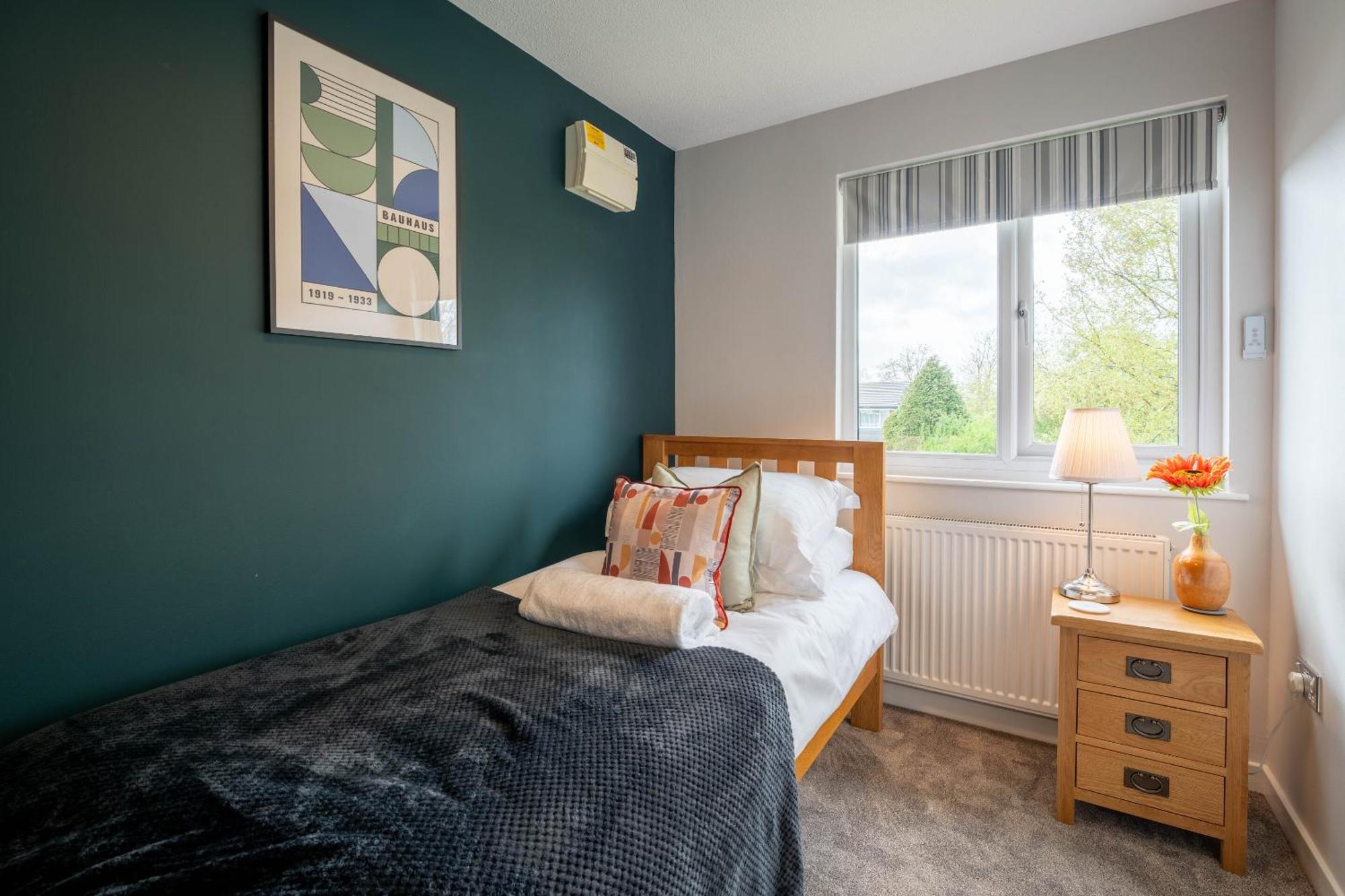 Park View- 2 Bed Apartment Close To East Surrey Hospital Salfords Buitenkant foto