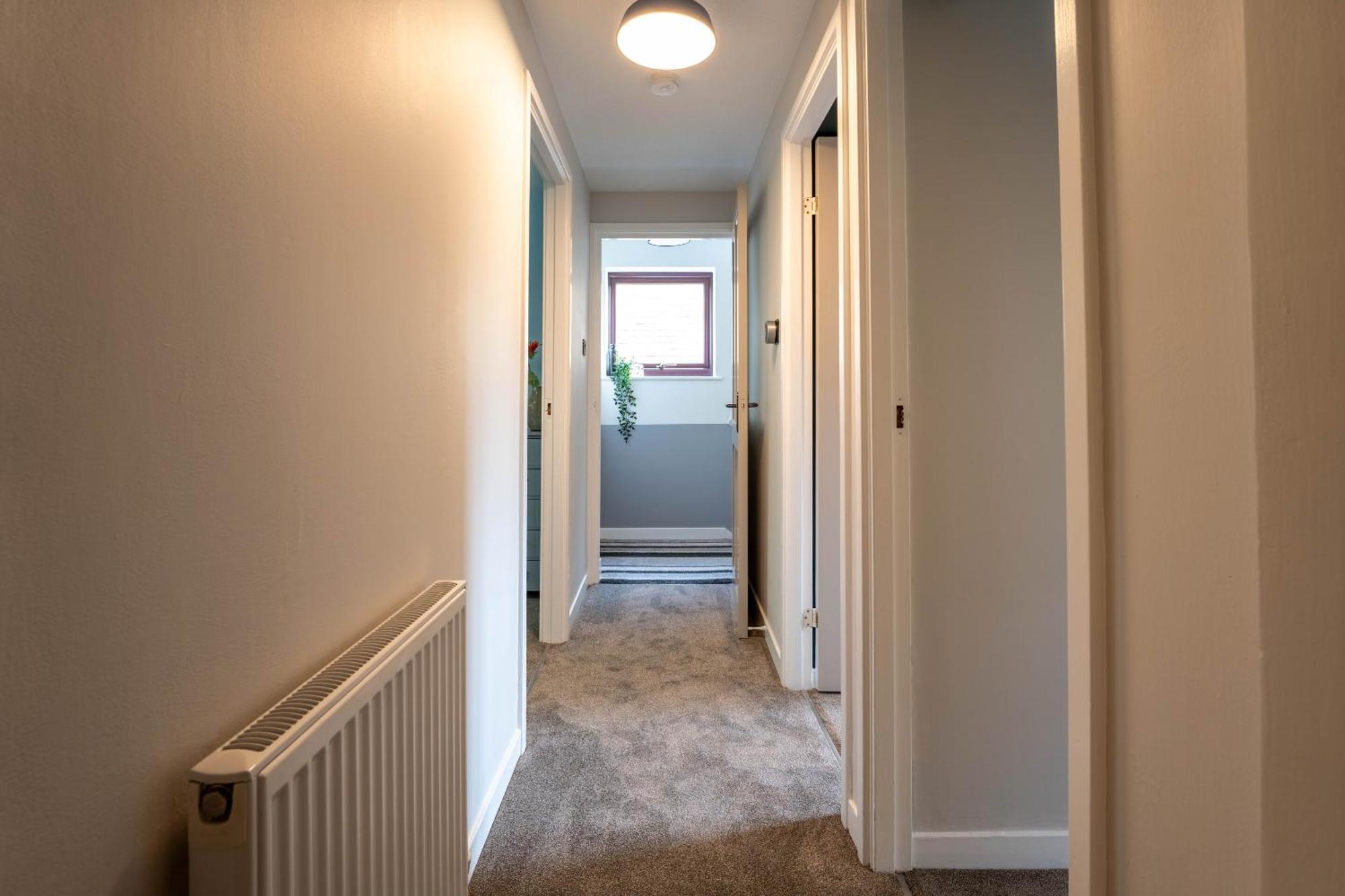 Park View- 2 Bed Apartment Close To East Surrey Hospital Salfords Buitenkant foto